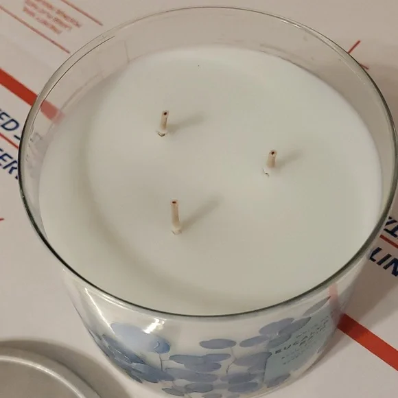 BBW WHITE BARN EUCALYPTUS RAIN 14.5 OZ 3 WICK CANDLE Bath & Body Works - Picture 4 of 6